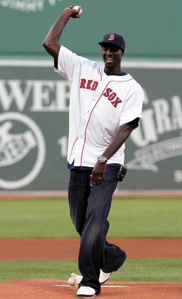 Tiro d&#39;inizio gara nel match di baseball tra i Boston Red Sox e i Baltimore Orioles nel 2007 (Getty Images) 